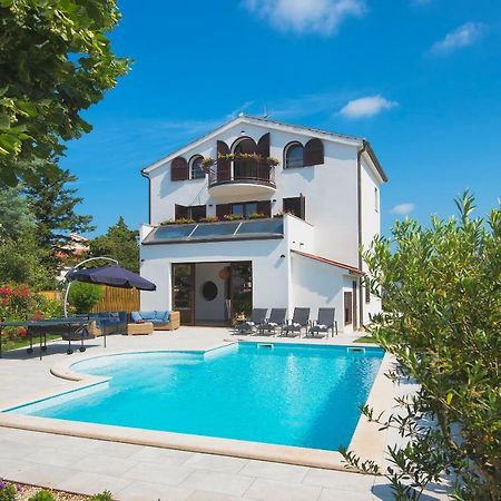 Villa Andrija Family Dream With Heated Pool At The Sea With Beautiful Garden, Outside Cinema And Kids Playground 파자나 외부 사진