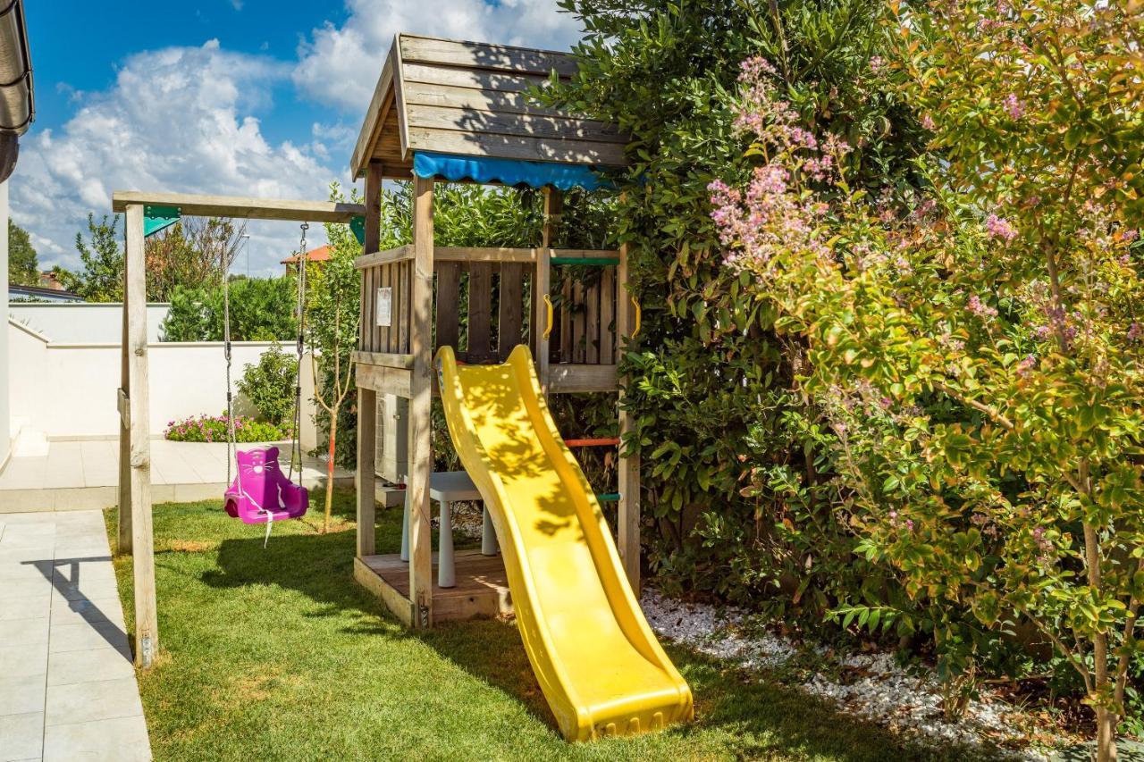Villa Andrija Family Dream With Heated Pool At The Sea With Beautiful Garden, Outside Cinema And Kids Playground 파자나 외부 사진