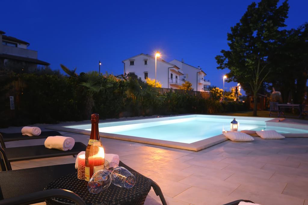 Villa Andrija Family Dream With Heated Pool At The Sea With Beautiful Garden, Outside Cinema And Kids Playground 파자나 외부 사진