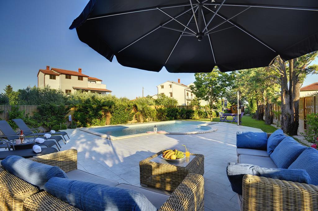 Villa Andrija Family Dream With Heated Pool At The Sea With Beautiful Garden, Outside Cinema And Kids Playground 파자나 외부 사진