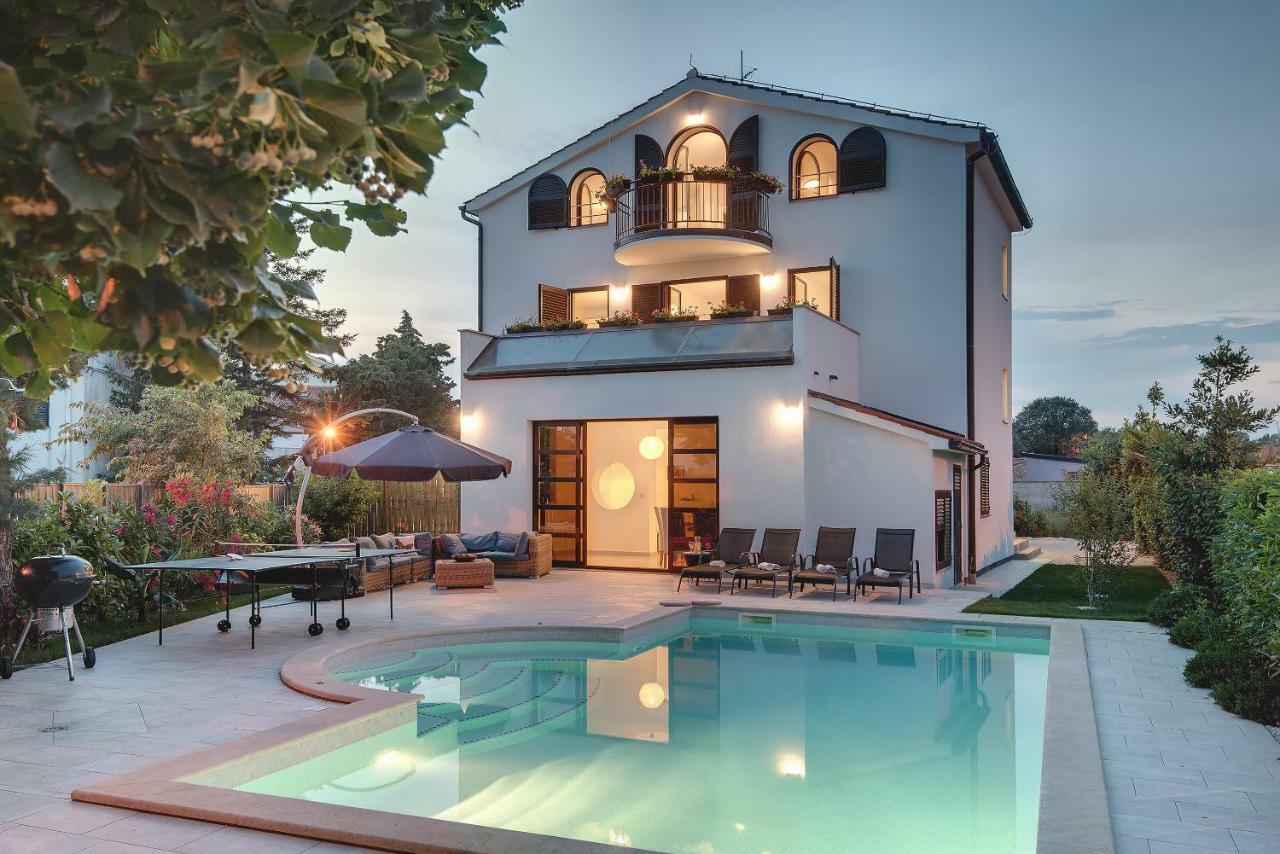 Villa Andrija Family Dream With Heated Pool At The Sea With Beautiful Garden, Outside Cinema And Kids Playground 파자나 외부 사진