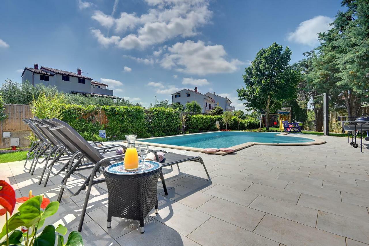 Villa Andrija Family Dream With Heated Pool At The Sea With Beautiful Garden, Outside Cinema And Kids Playground 파자나 외부 사진