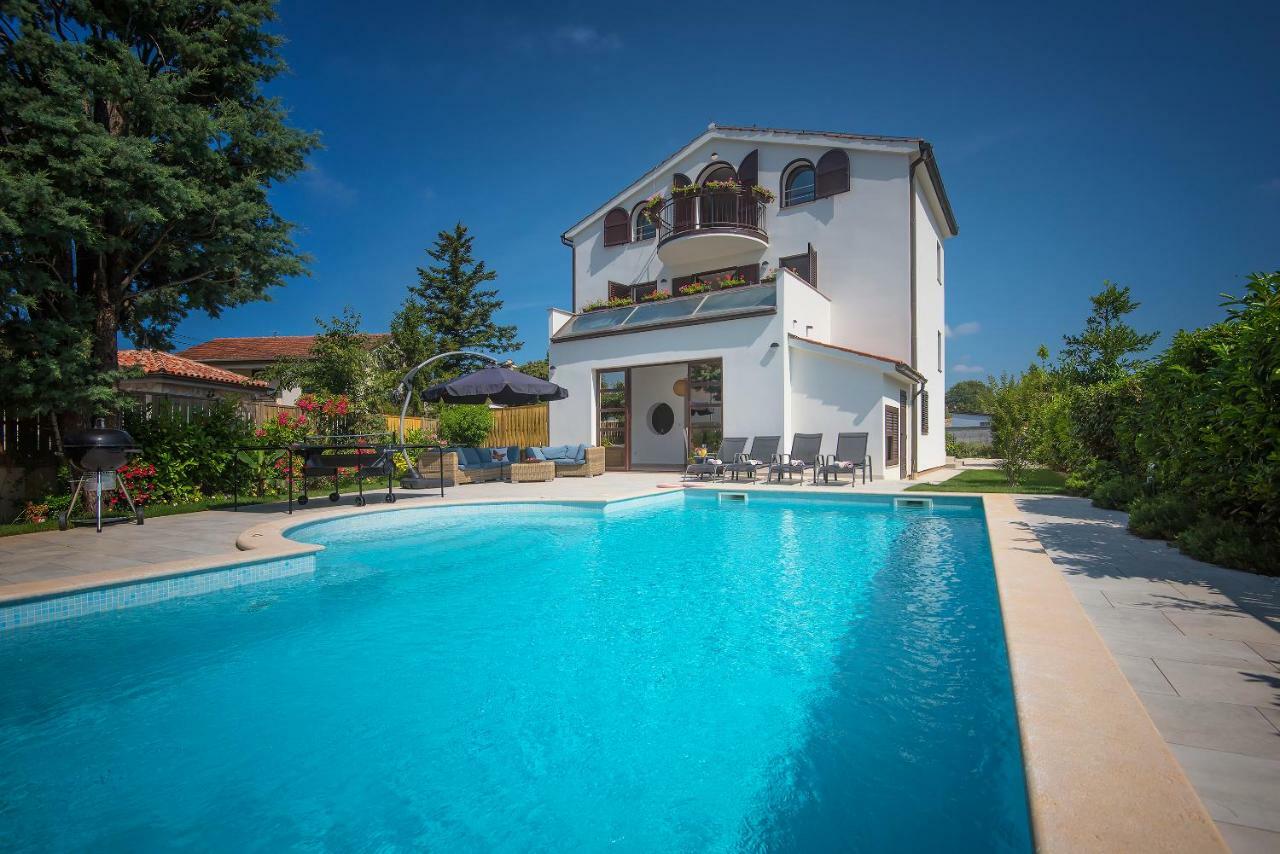 Villa Andrija Family Dream With Heated Pool At The Sea With Beautiful Garden, Outside Cinema And Kids Playground 파자나 외부 사진
