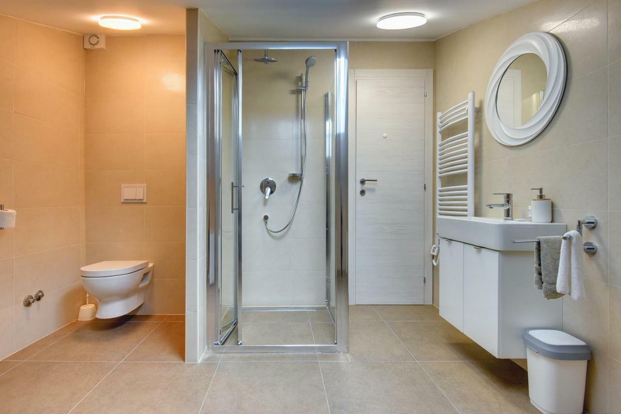 Villa Andrija Family Dream With Heated Pool At The Sea With Beautiful Garden, Outside Cinema And Kids Playground 파자나 외부 사진