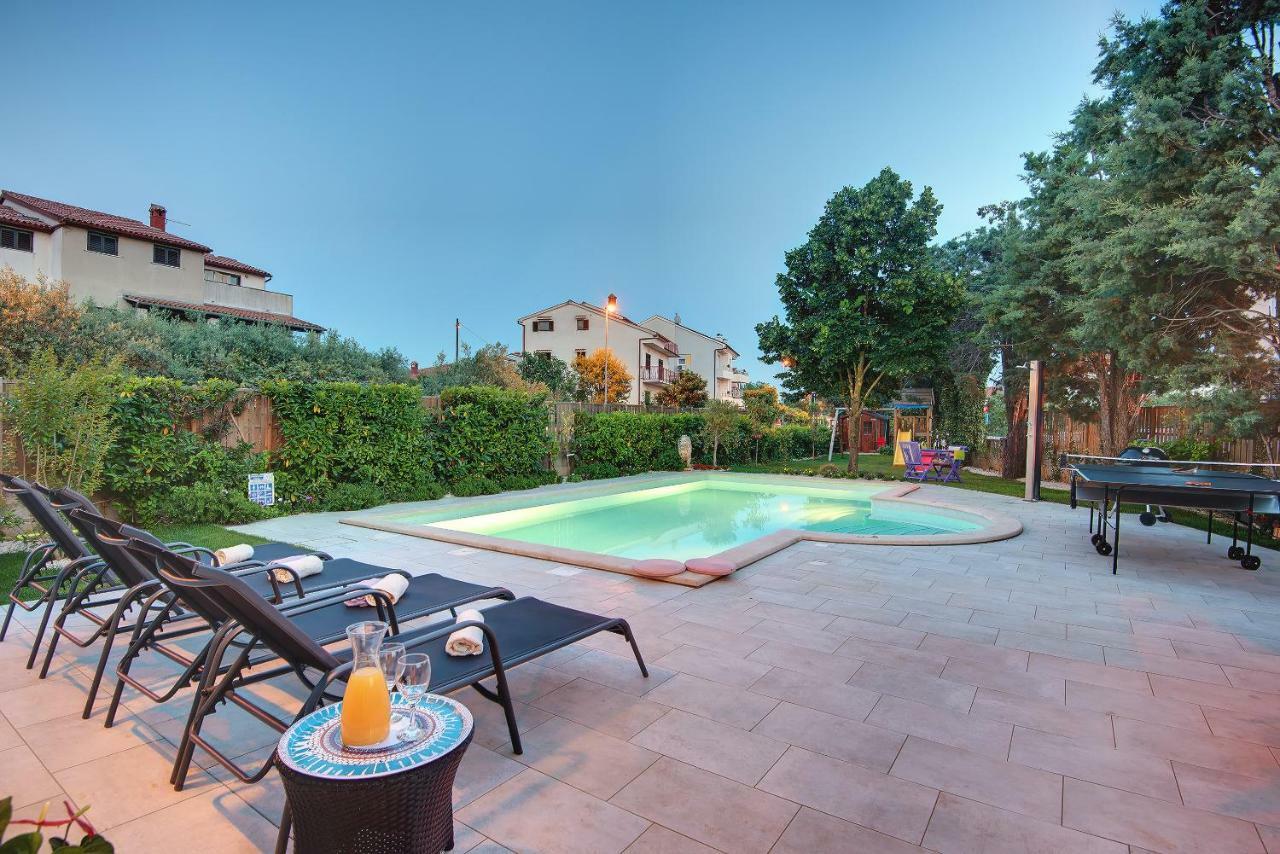 Villa Andrija Family Dream With Heated Pool At The Sea With Beautiful Garden, Outside Cinema And Kids Playground 파자나 외부 사진