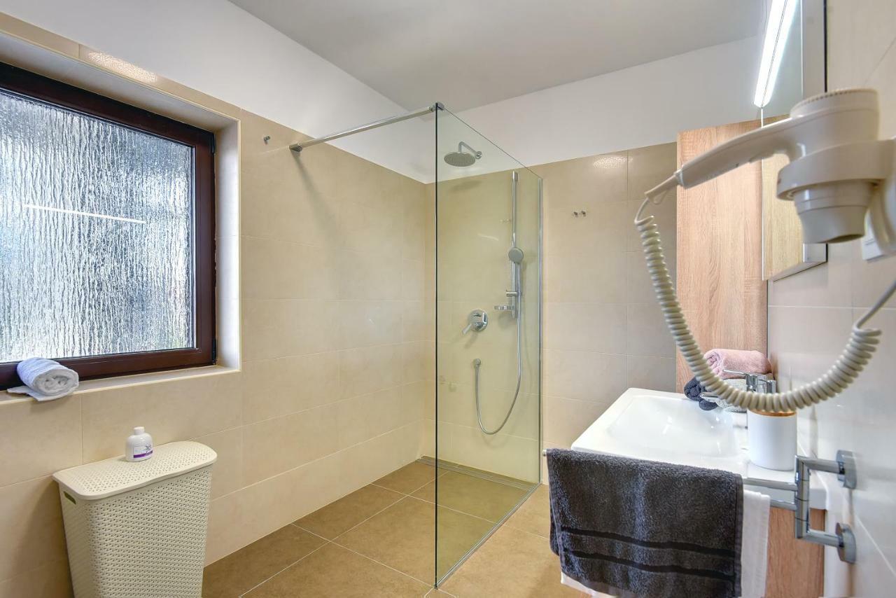 Villa Andrija Family Dream With Heated Pool At The Sea With Beautiful Garden, Outside Cinema And Kids Playground 파자나 외부 사진