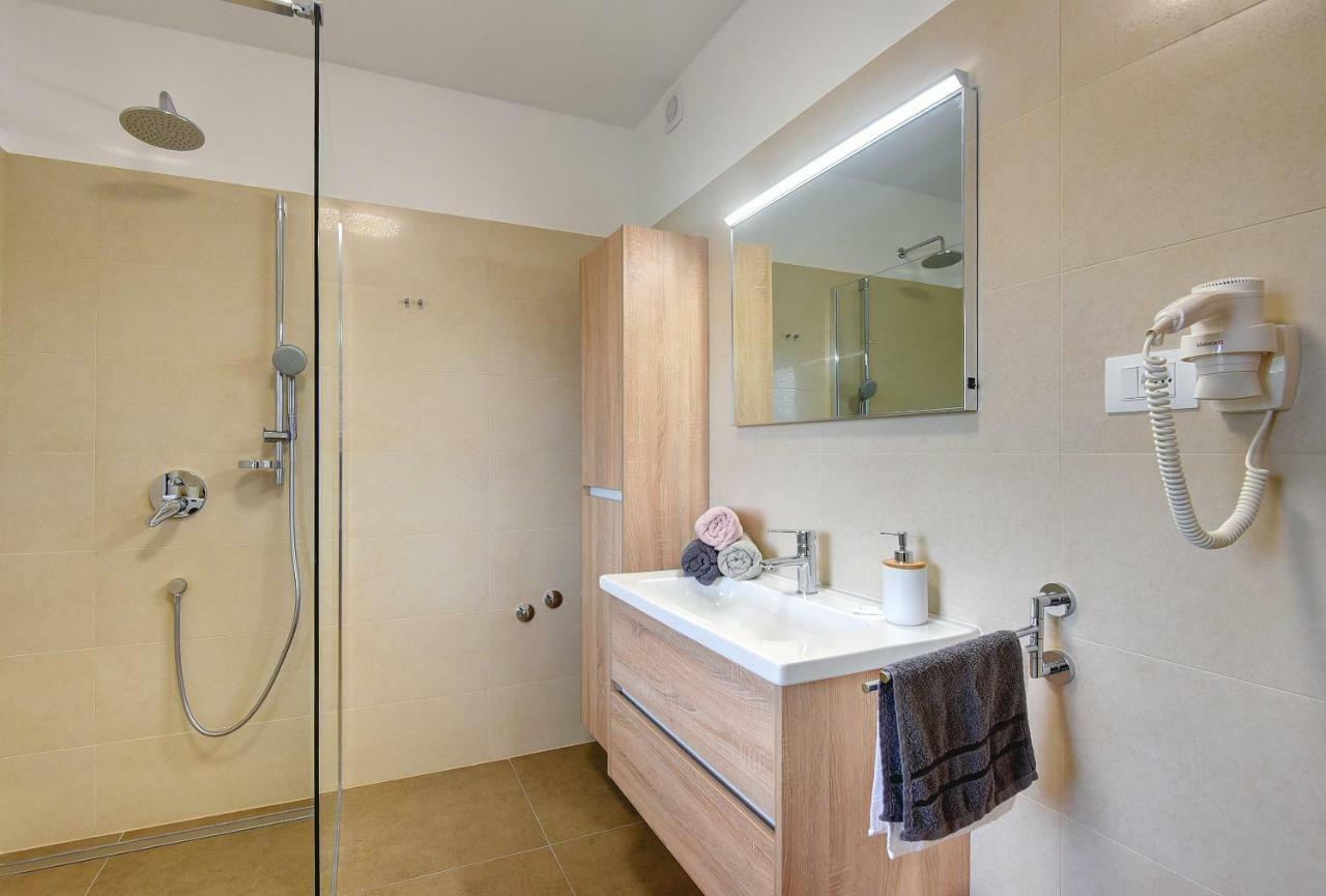 Villa Andrija Family Dream With Heated Pool At The Sea With Beautiful Garden, Outside Cinema And Kids Playground 파자나 외부 사진