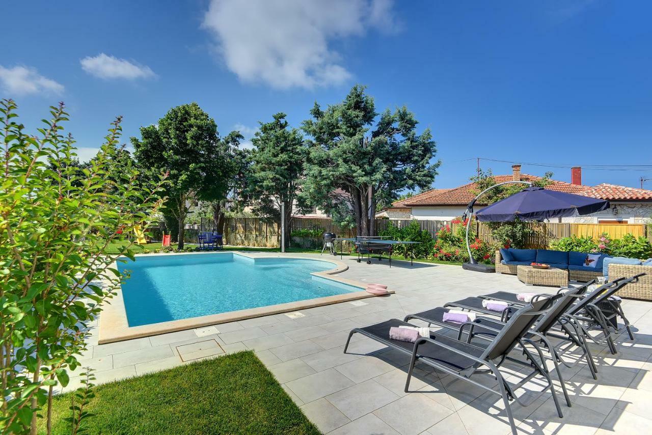 Villa Andrija Family Dream With Heated Pool At The Sea With Beautiful Garden, Outside Cinema And Kids Playground 파자나 외부 사진