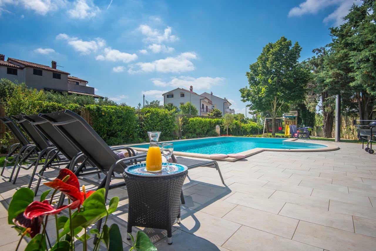 Villa Andrija Family Dream With Heated Pool At The Sea With Beautiful Garden, Outside Cinema And Kids Playground 파자나 외부 사진