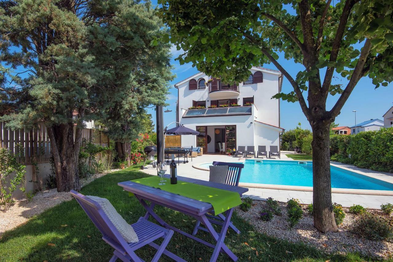 Villa Andrija Family Dream With Heated Pool At The Sea With Beautiful Garden, Outside Cinema And Kids Playground 파자나 외부 사진