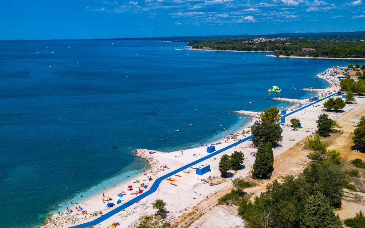 Villa Andrija Family Dream With Heated Pool At The Sea With Beautiful Garden, Outside Cinema And Kids Playground 파자나 외부 사진